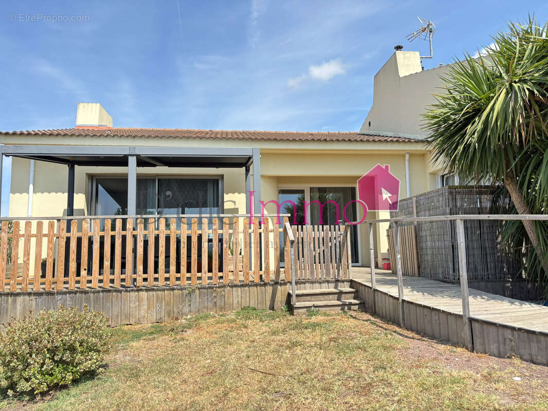 GIVRAND - Maison de 278m2 comprenant trois appartements - terrain clos de 2156 m2 - photo 20