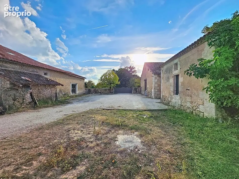 Propriété avec gîte et dépendances - photo 2