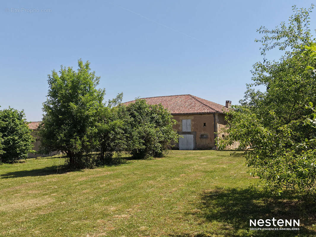 A Vendre Bâtisse en pierre de 255 m² avec dépendance attenante sur terrain de plus de 3 200 m² - photo 5