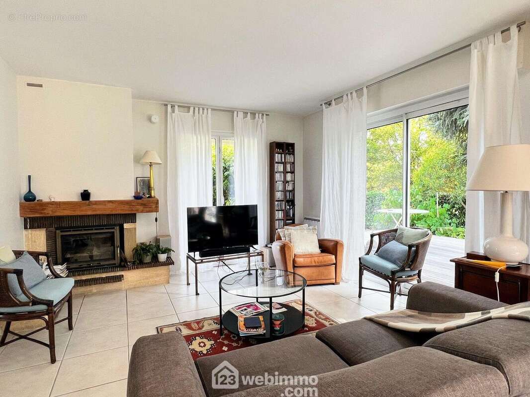 ... et un salon spacieux équipé d&#039;une cheminée avec insert. - Maison à AVRILLE