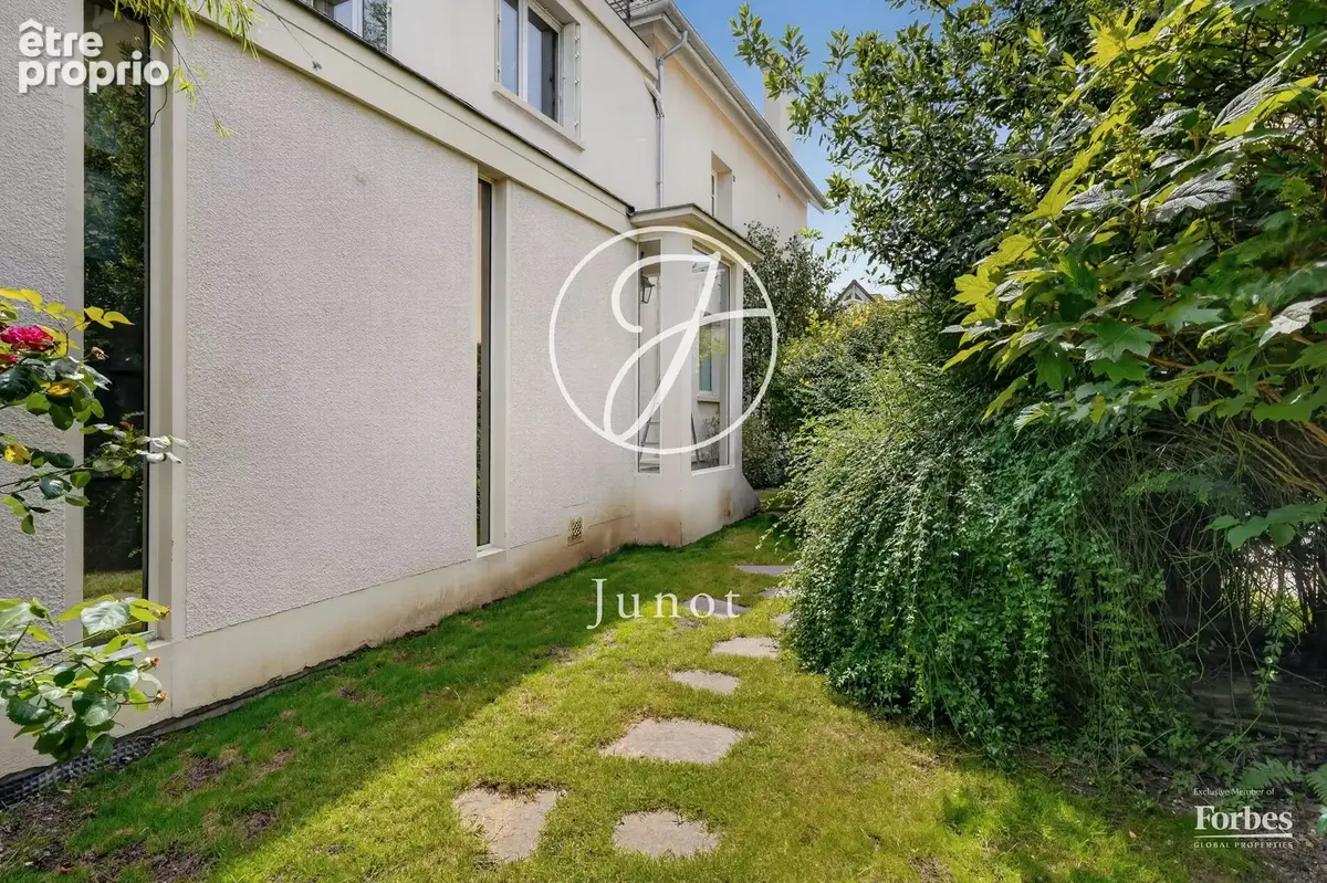 Garches - CENTRE VILLE - Maison de 265 m² - 8 pièces - Terrain de 367 m² - photo 28
