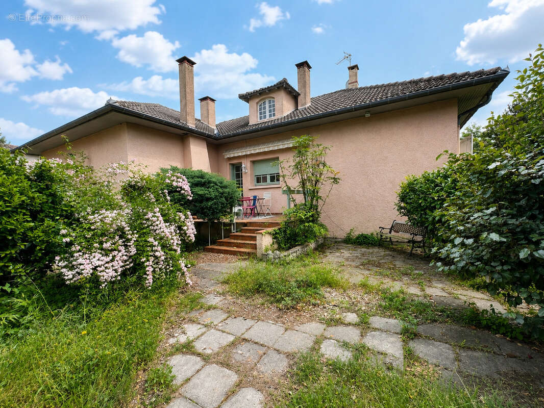 Maison T6 de 200m2 habitable avec garage 35m2 et nombreuses dépendances, le tout sur une parcelle terrain arbo - photo 6