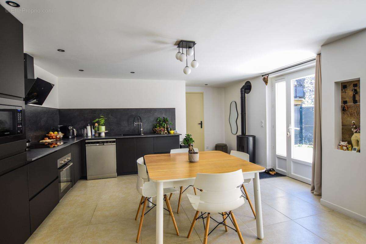 Maison de village rénovée, DPE B et potentiel unique d'espace supplémentaire d'environ 130 m² - photo 6