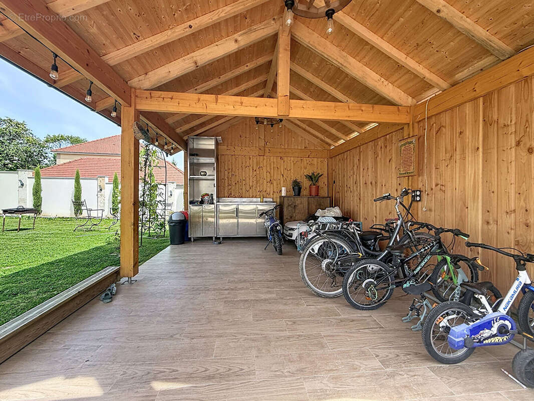Maison à LA QUEUE-LES-YVELINES