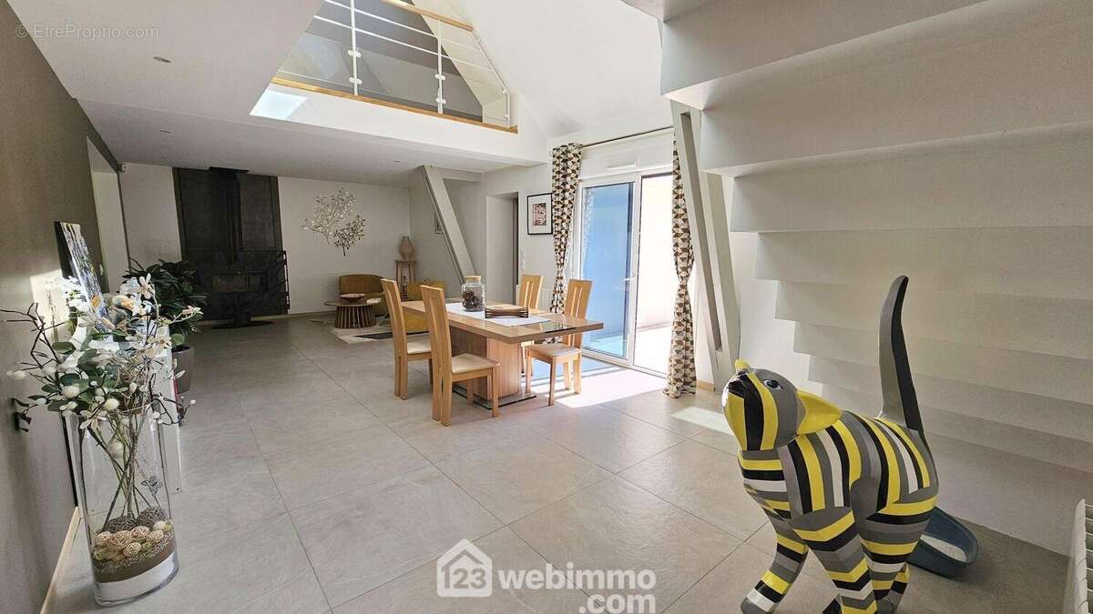 Une salle à manger cathédrale. - Maison à NOISY-SUR-ECOLE