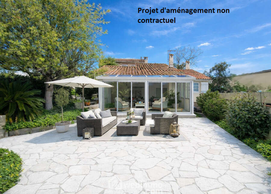 Proposition d?aménagement : terrasse avec salon de jardin et coin repas, complétée par une véranda projetée, au c½ur d?un jardin paysager. - Maison à SAINTE-MAXIME