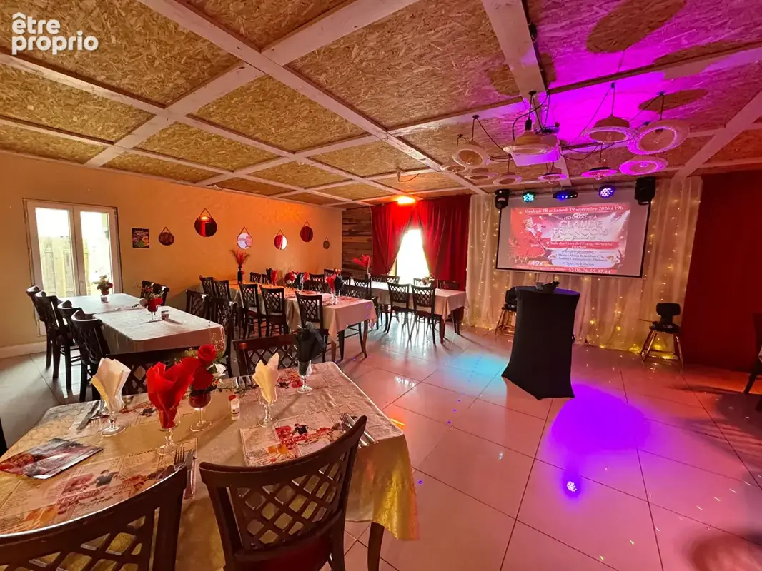 Ancien moulin avec salle de spectacle et habitation, au bord de la Douve, Ag. du Donjon. - photo 2