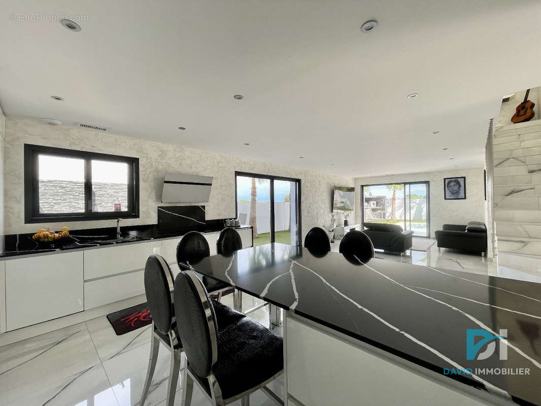 Maison à SAINT-THIBERY