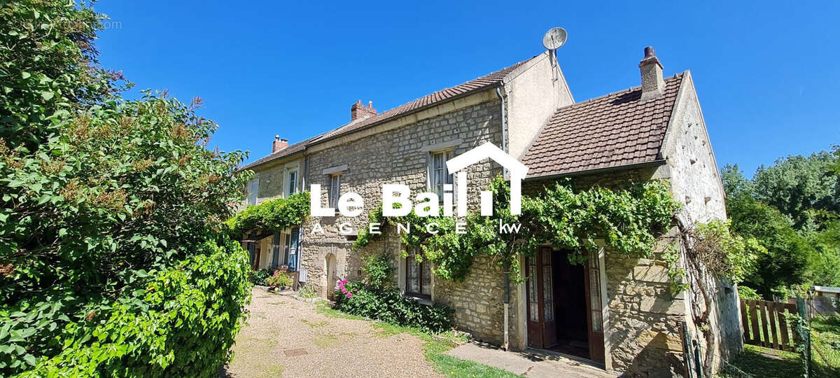 Maison à VALLANGOUJARD