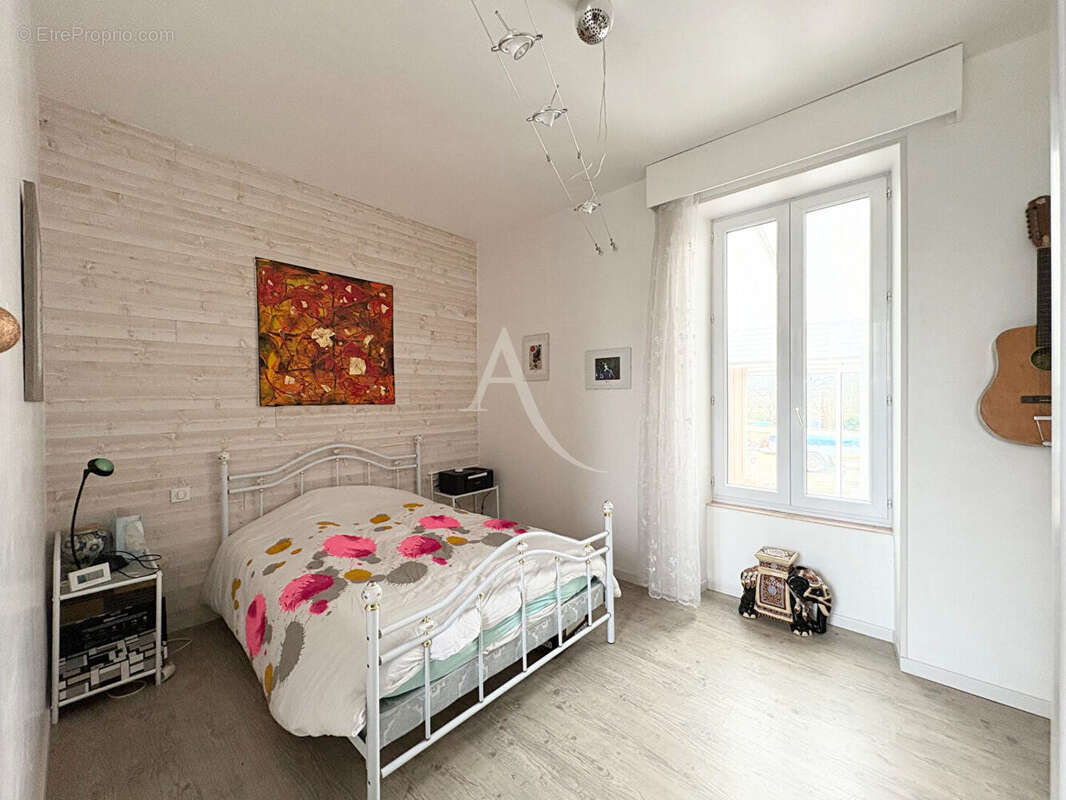 Maison 7 pièces - 5 chambres - NALLIERS - photo 8