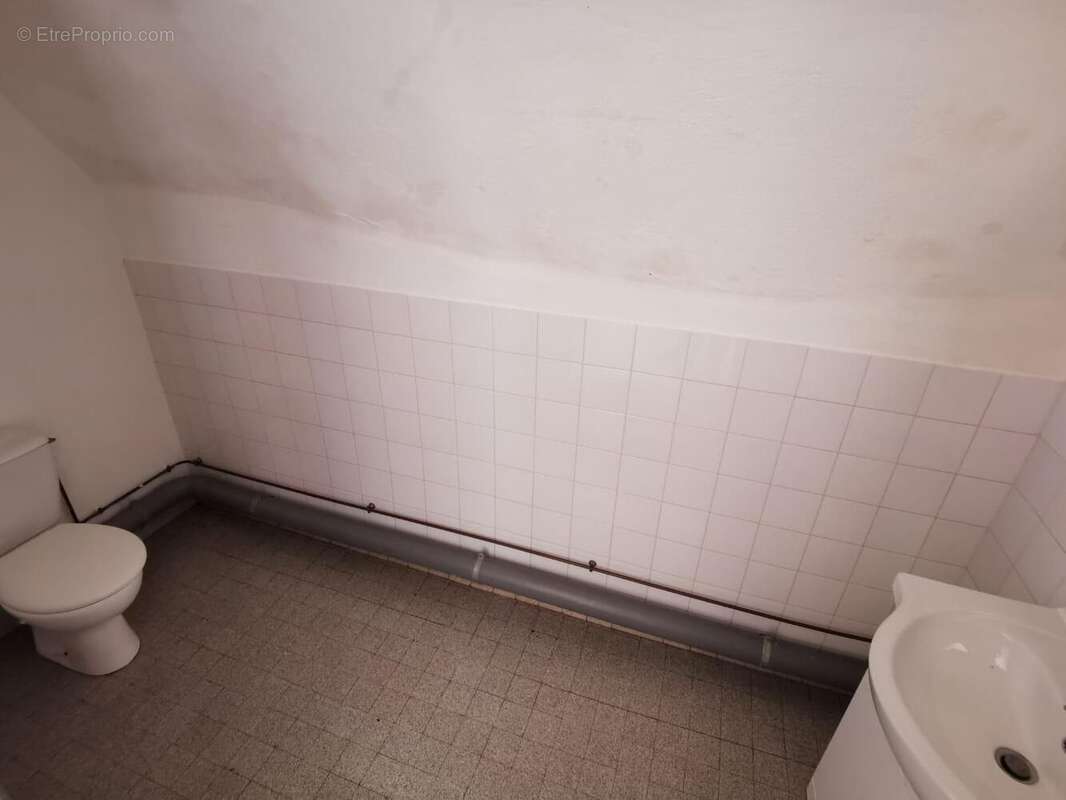   - Commerce à AUBENAS