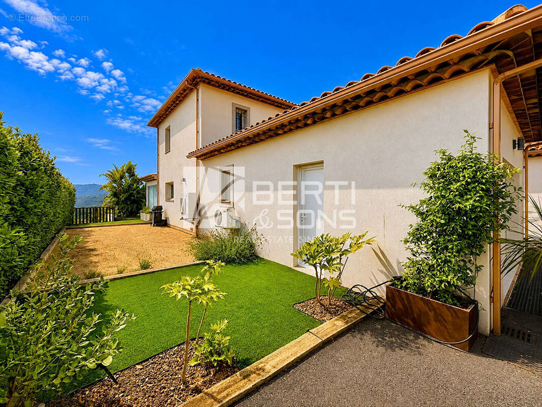 A 15 min de mandelieu - villa renovee 7 pieces avec 4/5 chambres  - piscine a debordement - vue feerique ! - photo 9