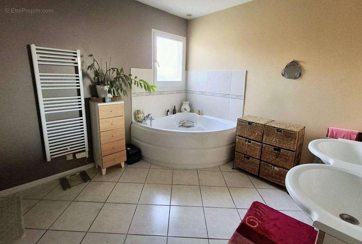 Maison à SAINT-CHRISTOLY-DE-BLAYE