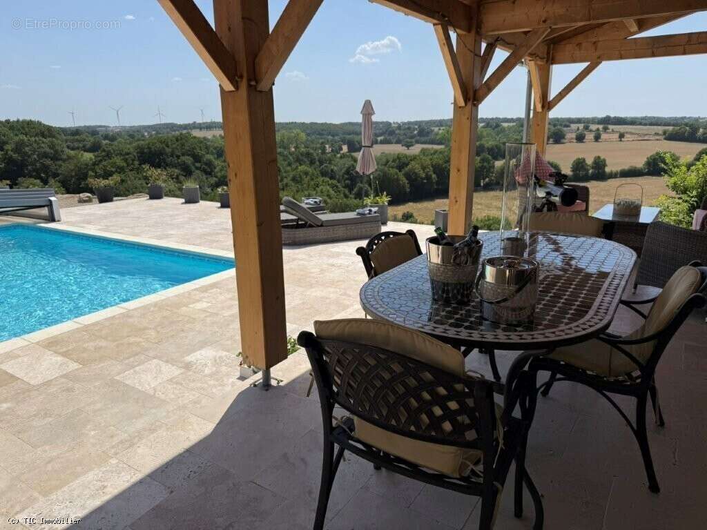 Maison à CHARROUX