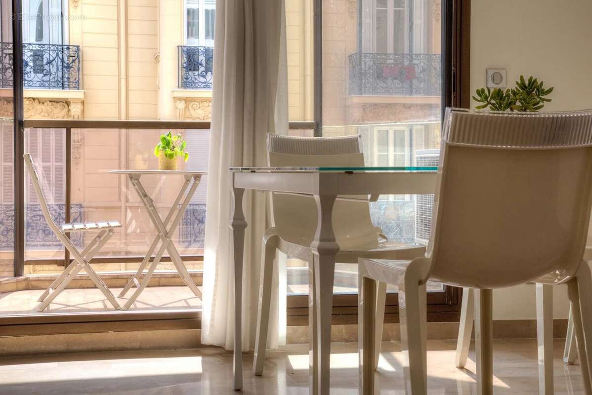 Carré d'or - Beau 2 pièces avec terrasse vue mer latérale - photo 5