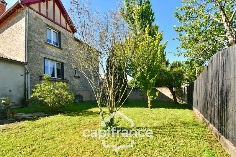 Maison à SAINT-JEAN-D'ANGELY