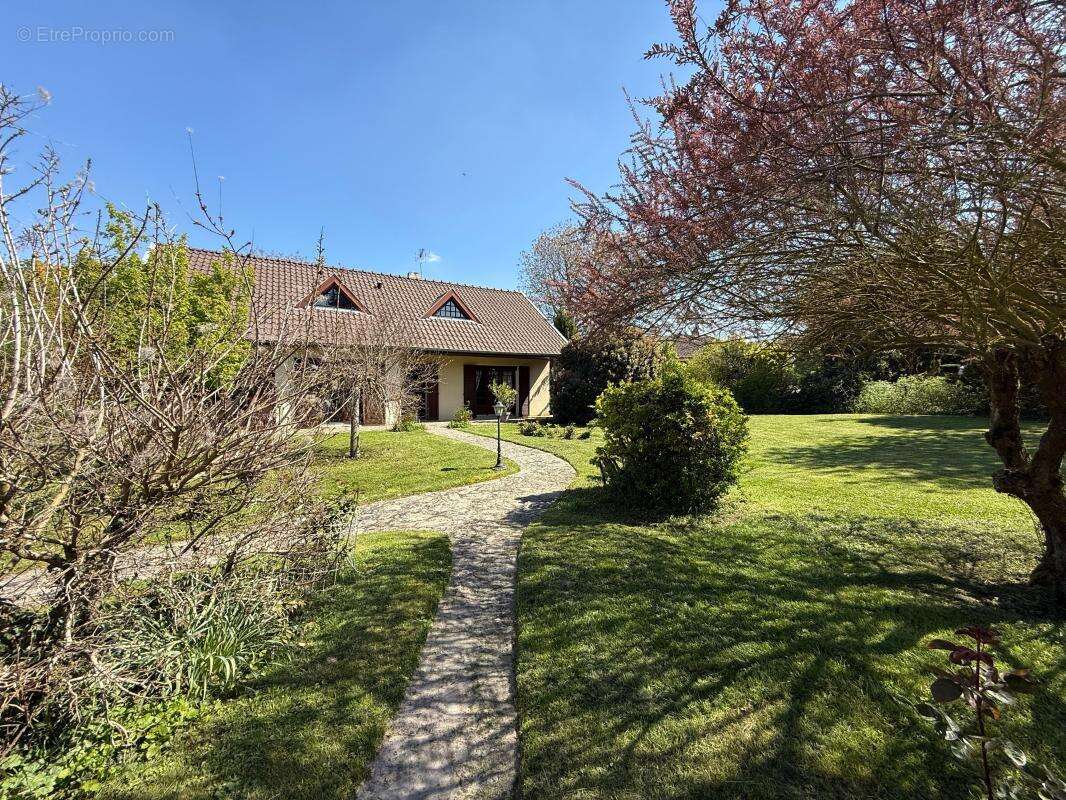 Maison À Vendre 153m2 avec Sous-sol et Jardin - photo 2