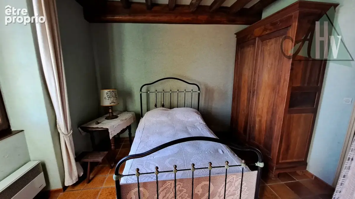 Saint Valérien - Maison ancienne avec deux chambres, grandes dépendances et terrain de 3840 m2 - photo 6