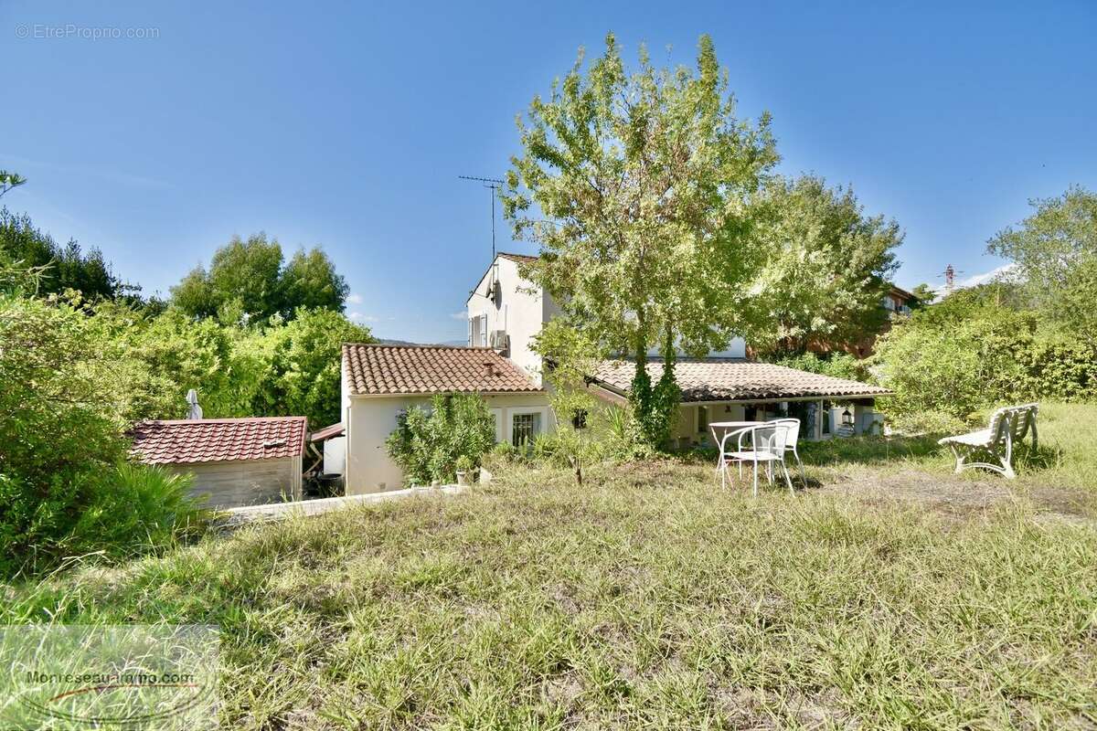 Maison à LA ROQUETTE-SUR-SIAGNE