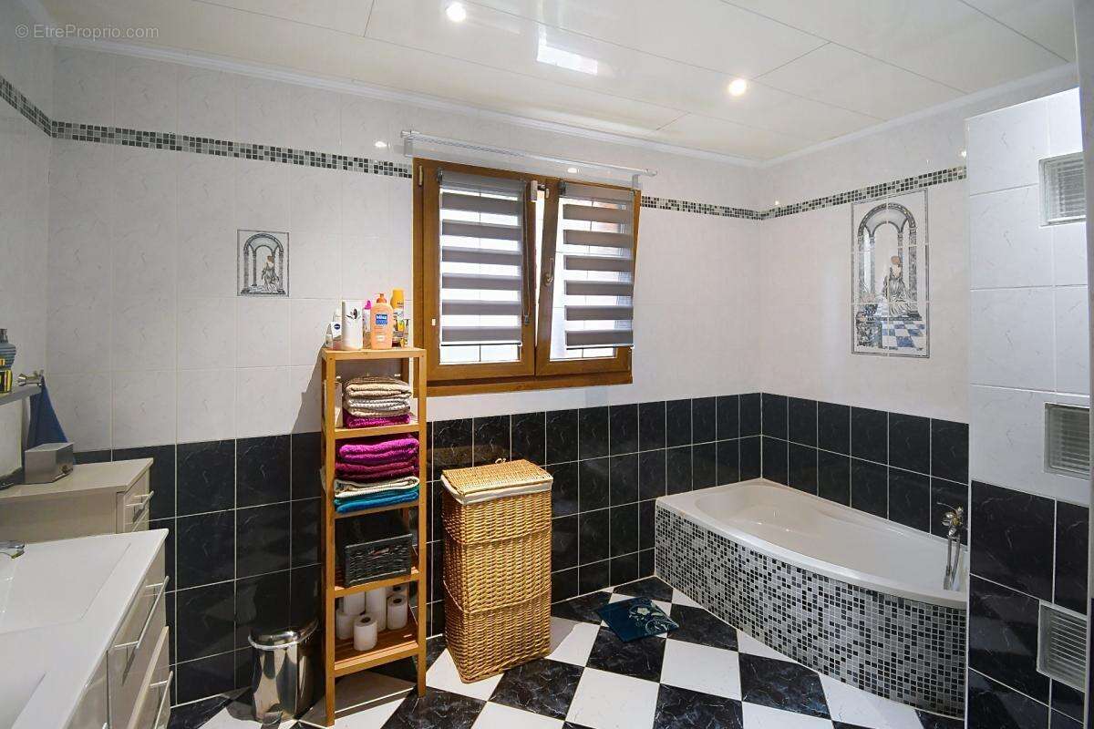Maison plain pied 129m2 - 3 chambres - 2 garages - terrain 10 ares 45 - 2 terrasses - photo 22