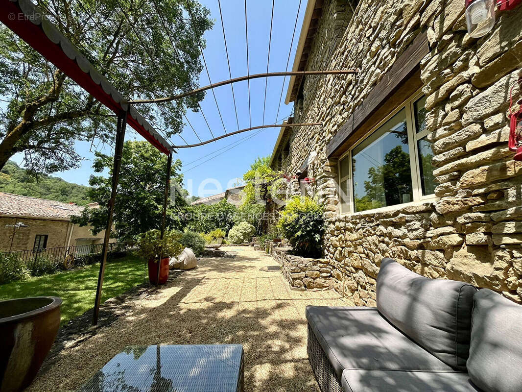 Maison en pierre de caractère rénovée de 185 m² à Fajac-en-Val, 20 km de Carcassonne, 4 chambres, bureaux, cadre naturel au calm - photo 2