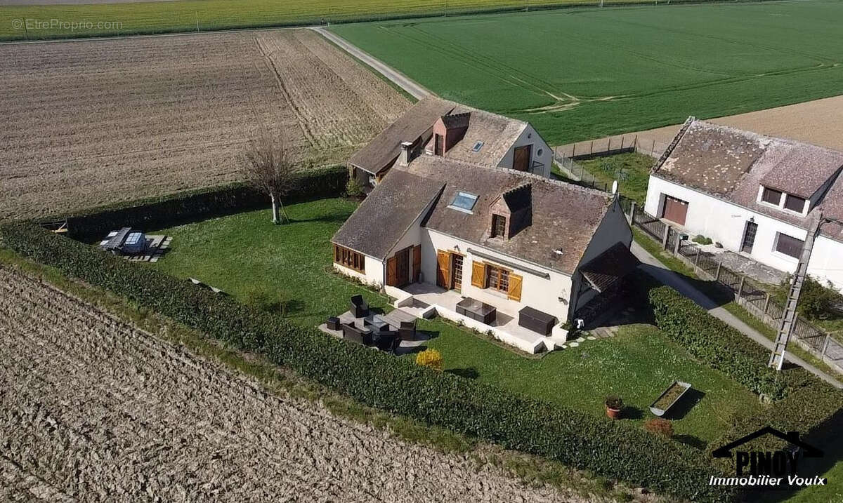 Maison à VILLETHIERRY