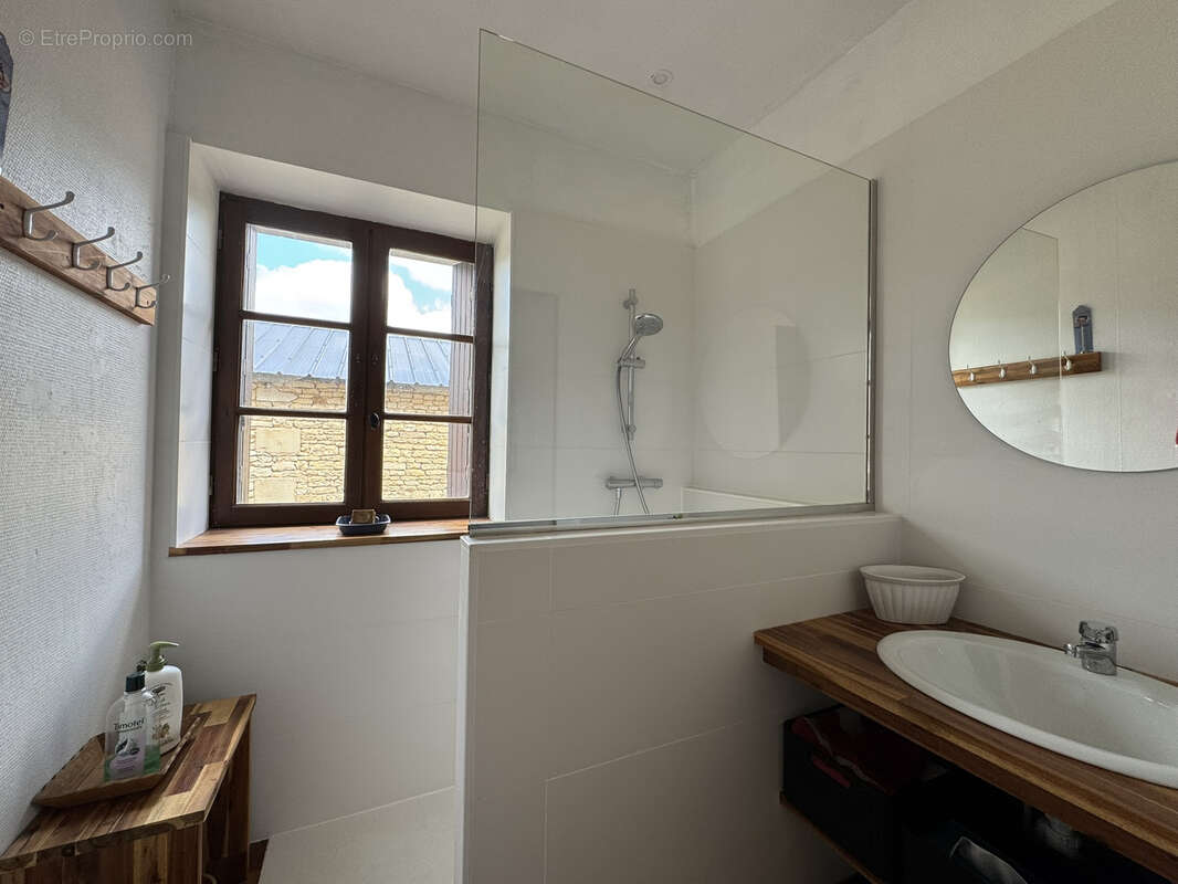 Charmante maison de 203m2 avec jardin et dépendances - photo 8
