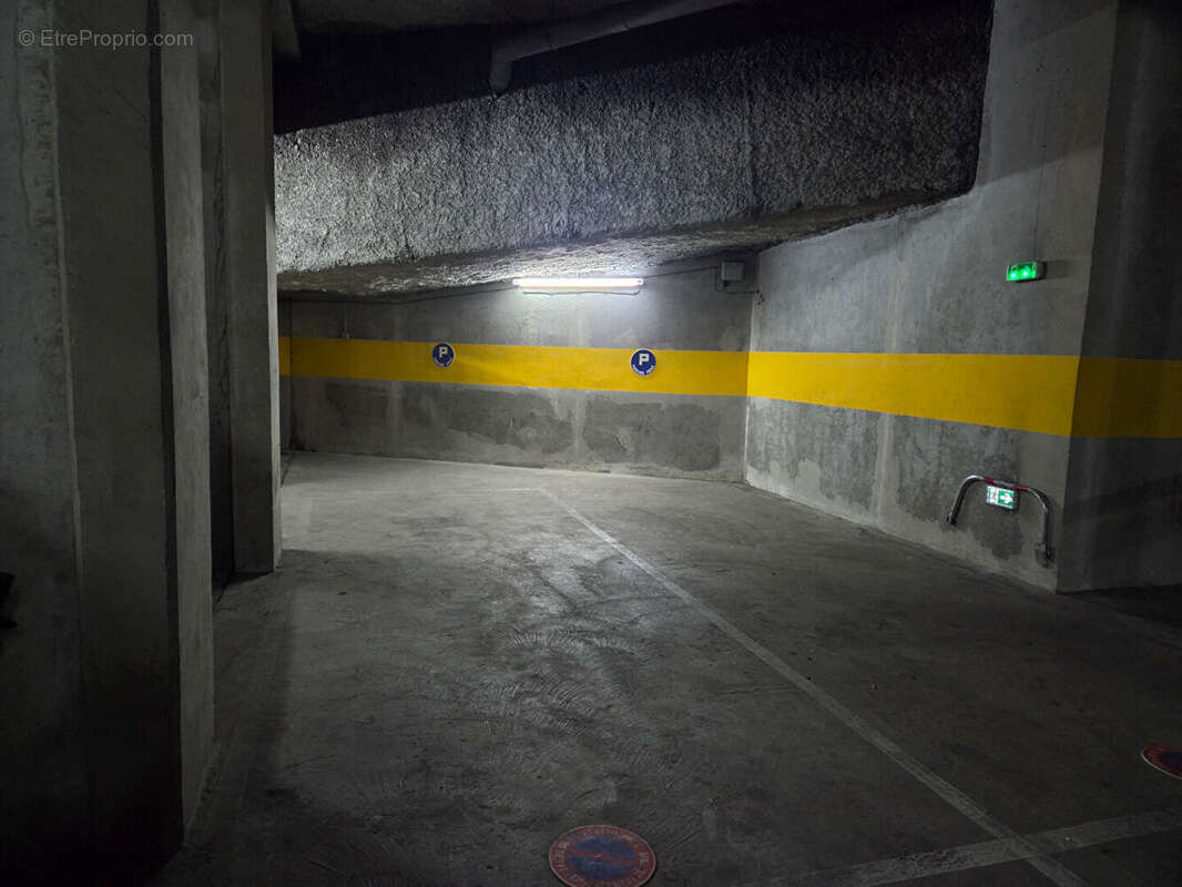 Parking à LYON-8E