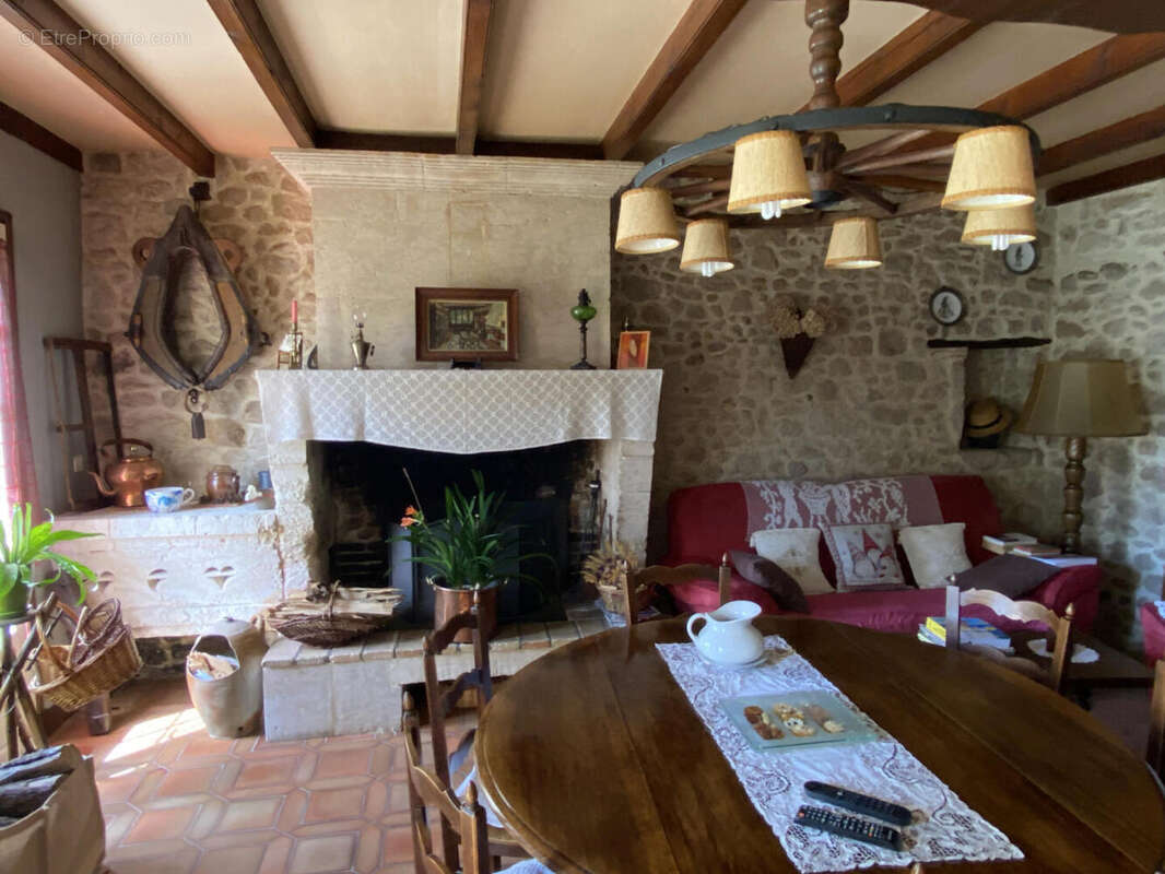 salon (1) - Maison à SAUVIGNAC