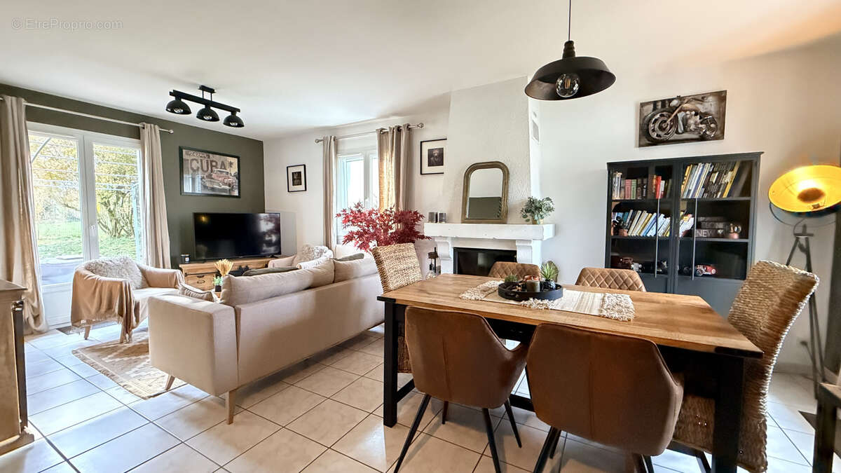 Maison à VIC-SUR-CERE