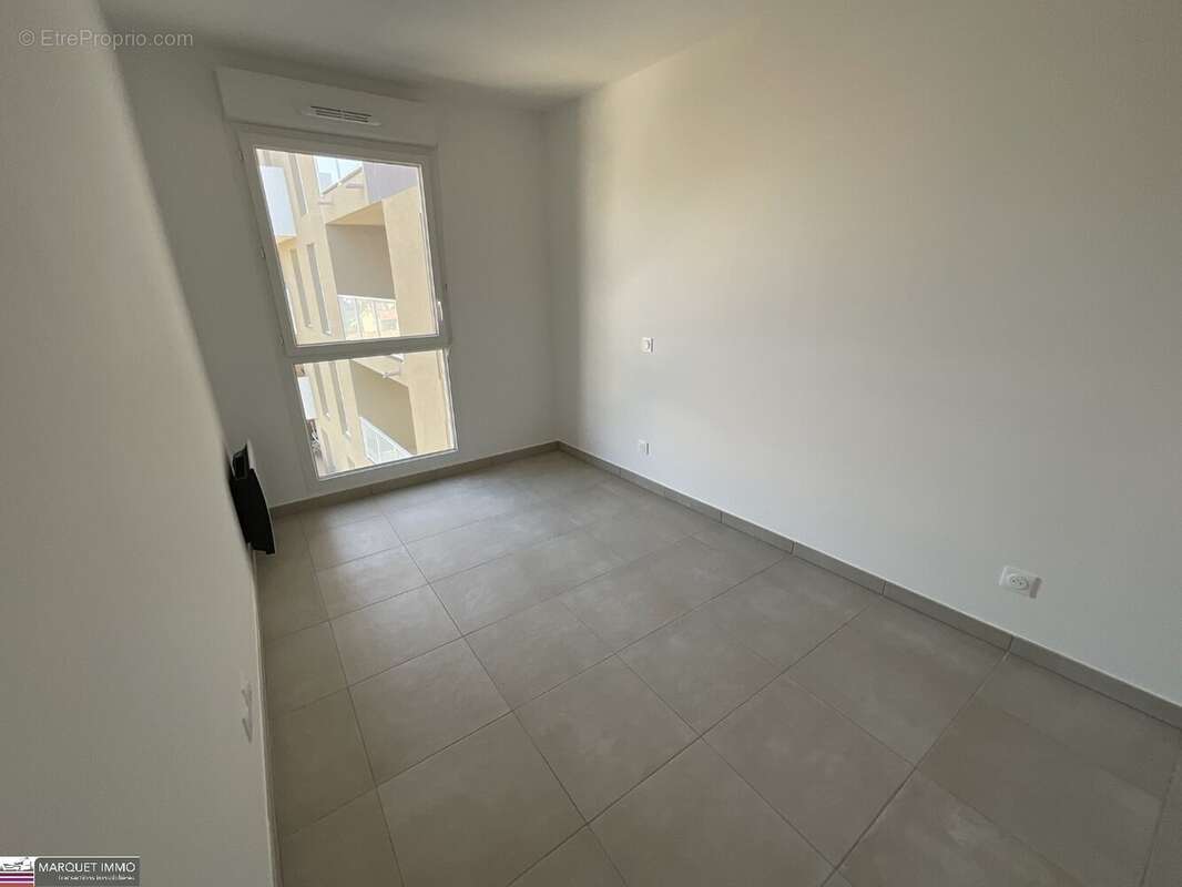 APT T4 offrant 80 m² avec terrasse 19 m² et parking au 5° étage avec ascenseur... - photo 5