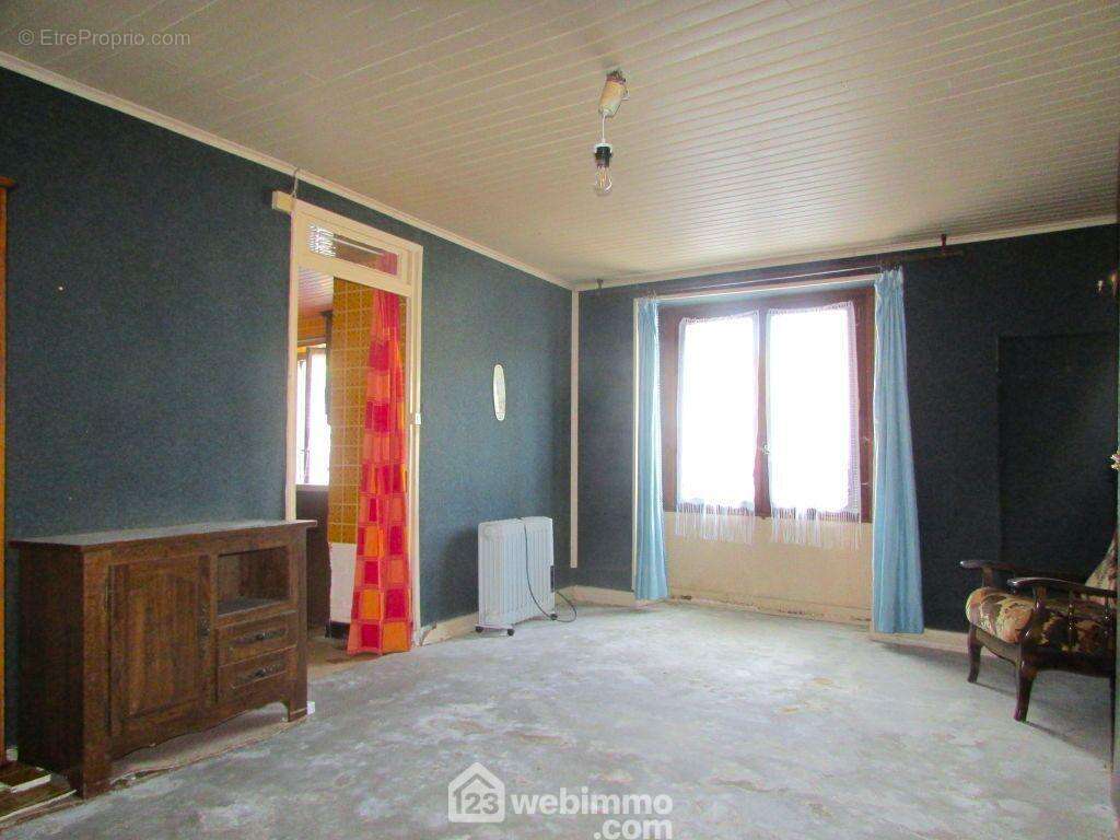 Et une chambre de 20 m2. - Maison à LENCLOITRE