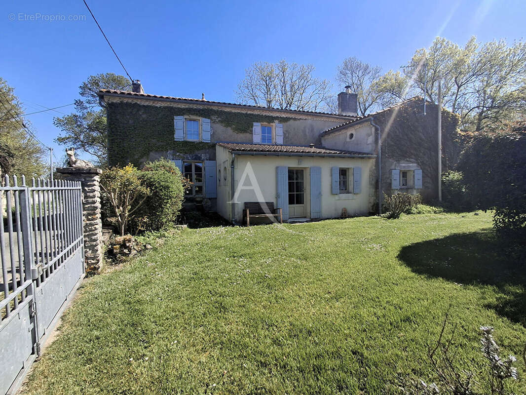 Maison à SAINT-HILAIRE-DE-VILLEFRANCHE