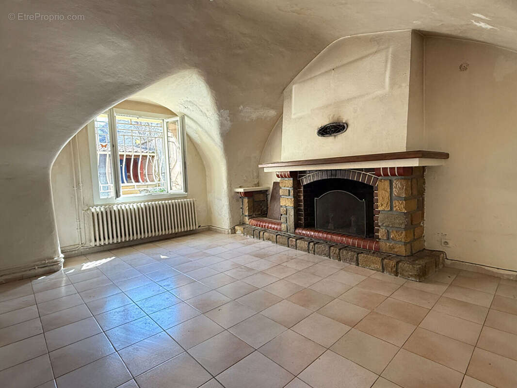 Maison à LA ROQUE-D'ANTHERON