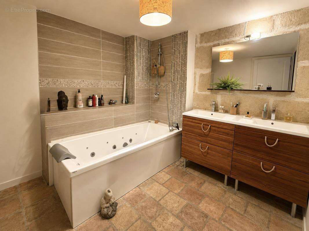 Appartement à SAINT-LAURENT-D'AIGOUZE