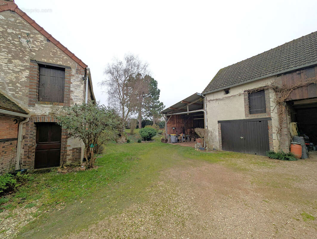 Maison à AILLANT-SUR-THOLON