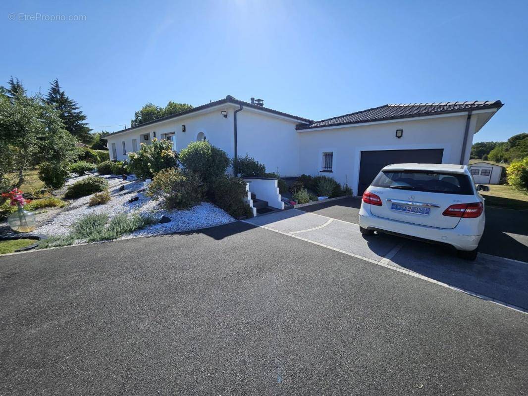 Maison à LA CHAPELLE-GONAGUET