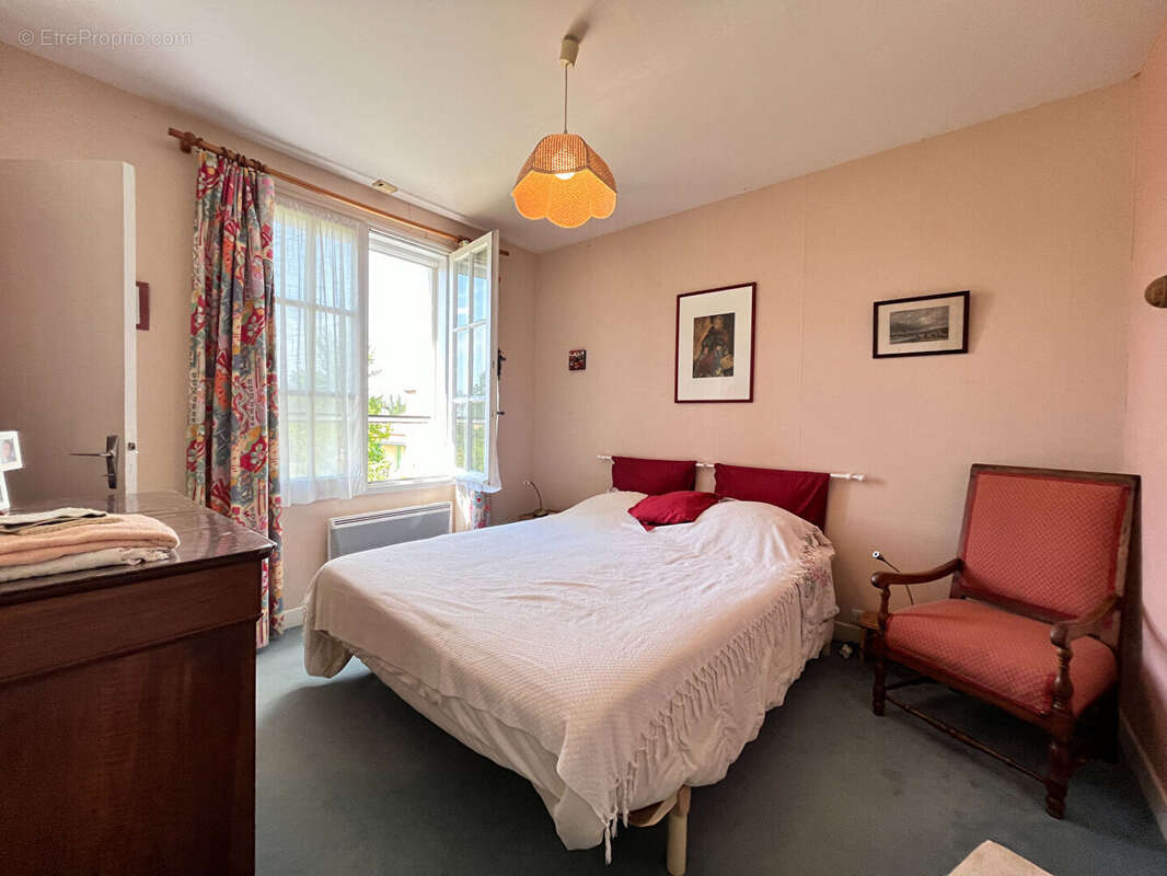 Exclusivité - Maison familiale avec piscine à pied des commerces - photo 8