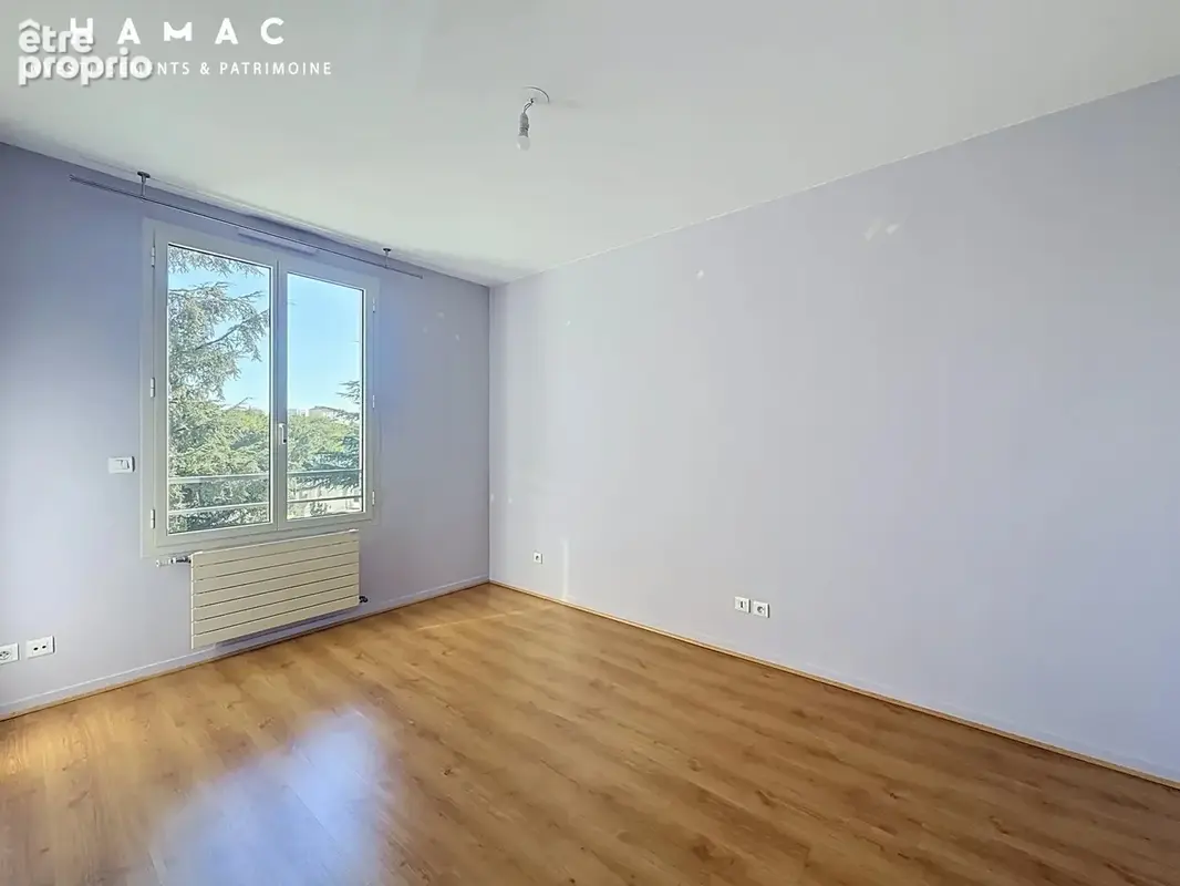 LYON 4 – CROIX-ROUSSE - T3 de 69 m² avec terrasse, piscine, garage et cave - photo 10