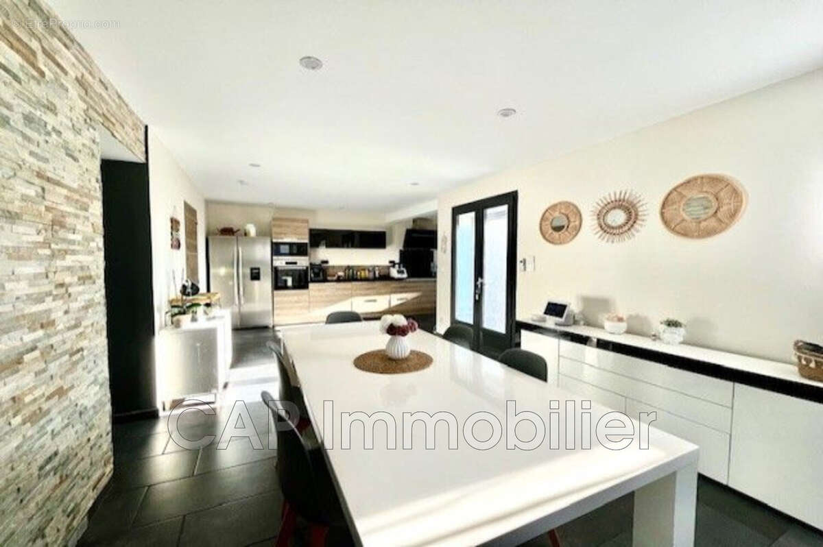 Maison à SAINT-LAURENT-DE-LA-SALANQUE