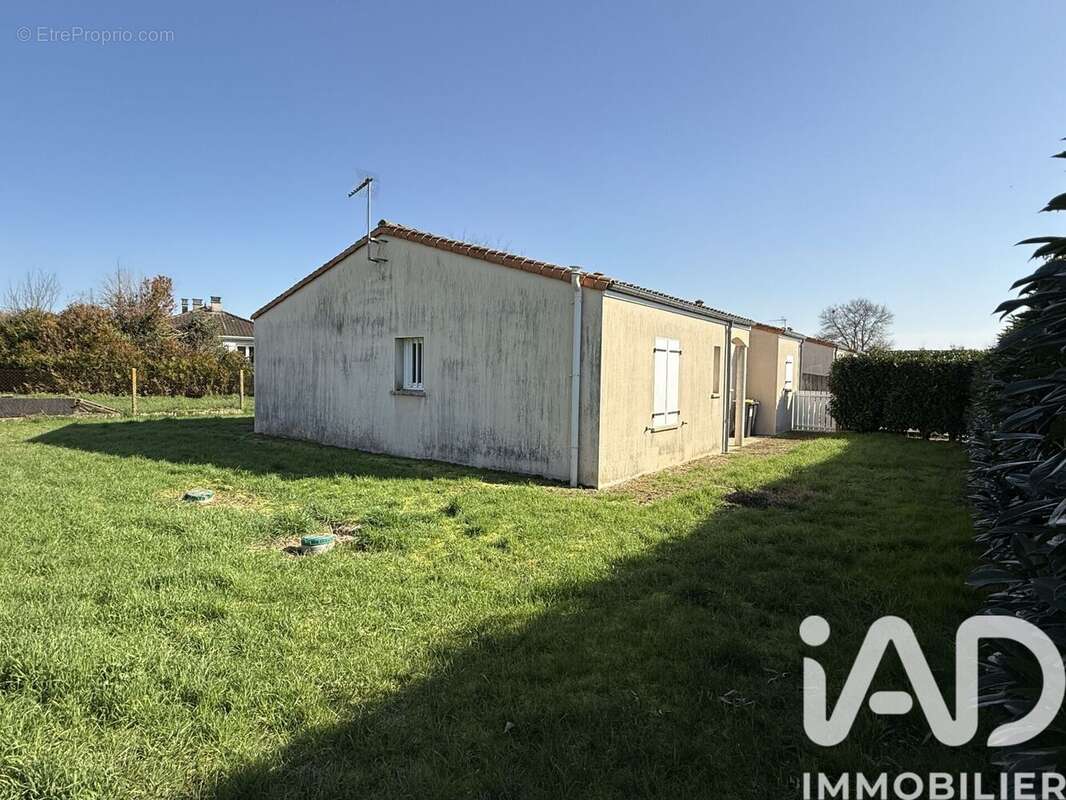 Maison 97 m² à Fors  - photo 3