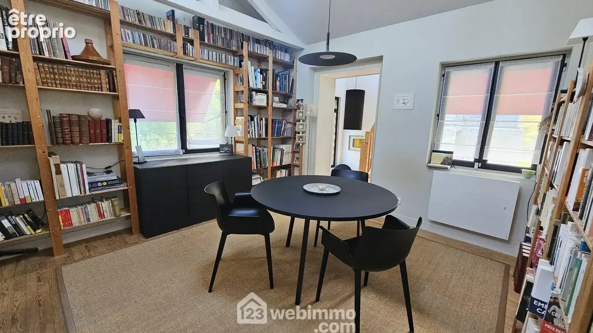 Une salle à manger avec un accès direct sur la cuisine.