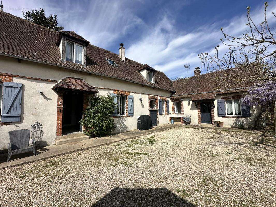 Maison à TREMBLAY-LES-VILLAGES