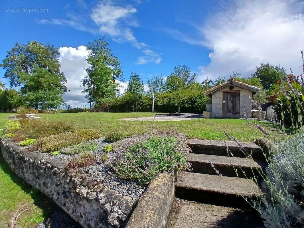 Deux maisons pittoresques en pierre situés à la campagne - photo 2