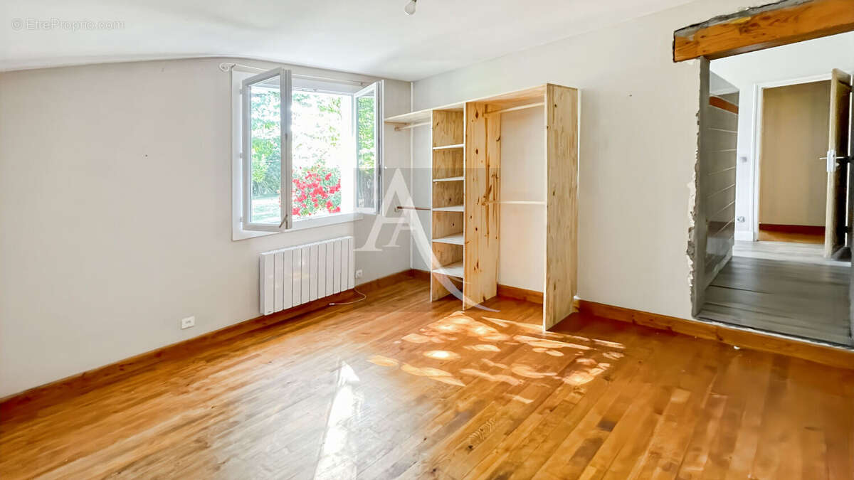 Maison avec dépendances, piscine et terrain plat - 3 chambres - 1 bureau - photo 15