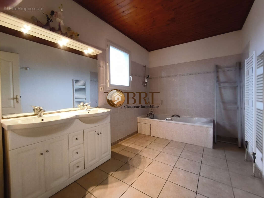 salle de bains - Maison à SAINT-JEAN-DE-SOUDAIN