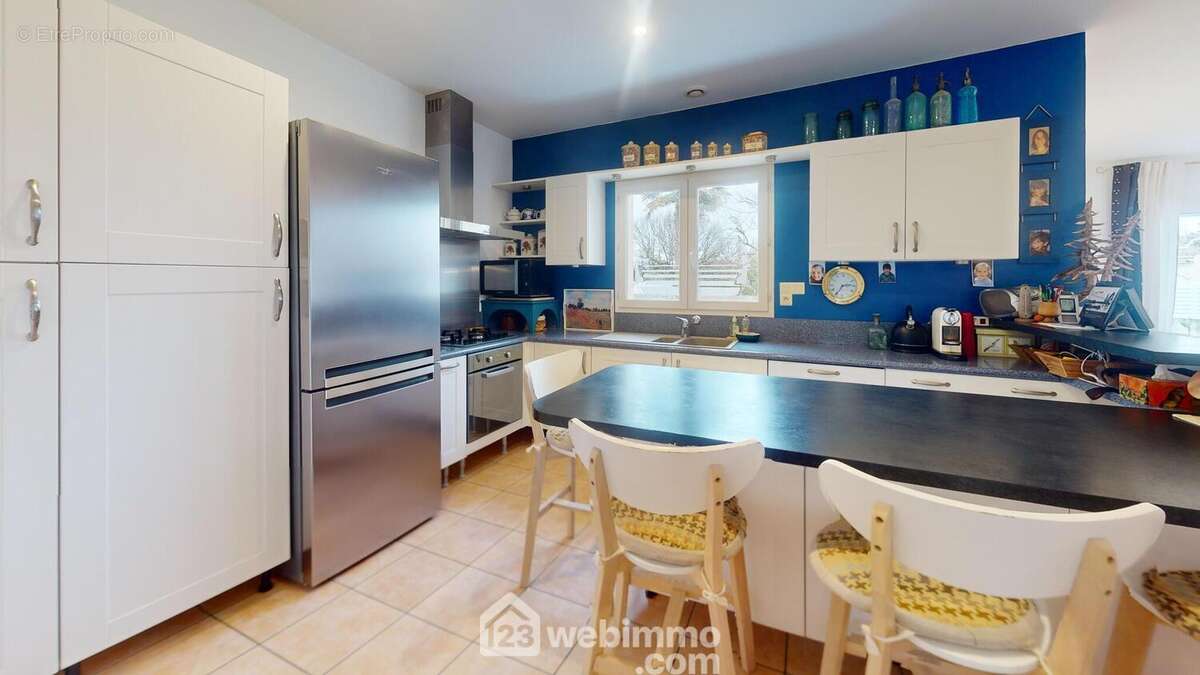 Cuisine équipée ouverte sur le salon. - Maison à SAINT-VINCENT-SUR-JARD