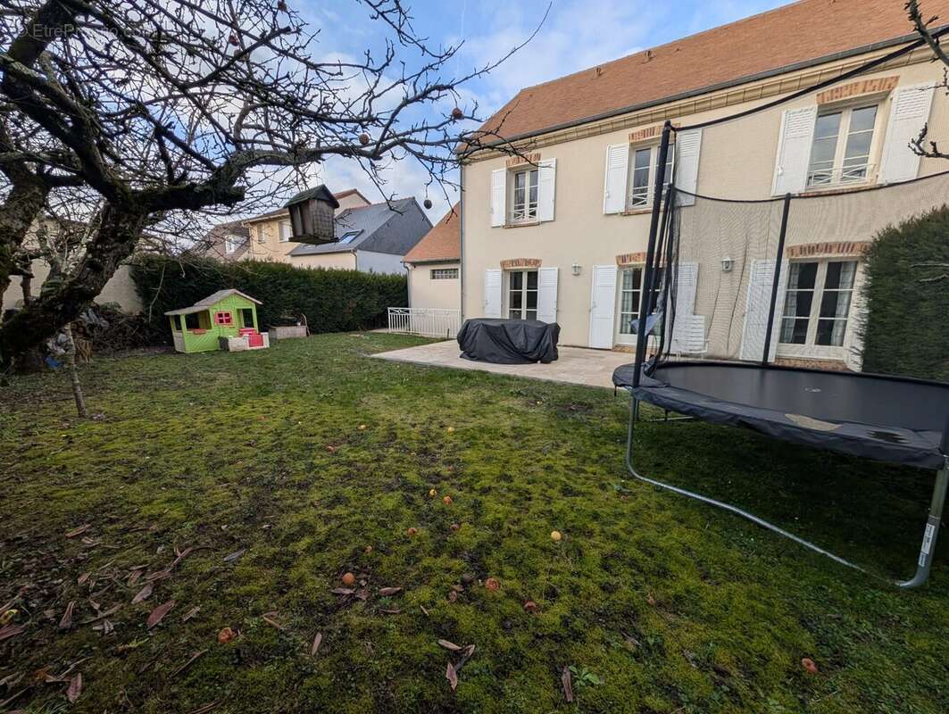 Maison à LES CLAYES-SOUS-BOIS