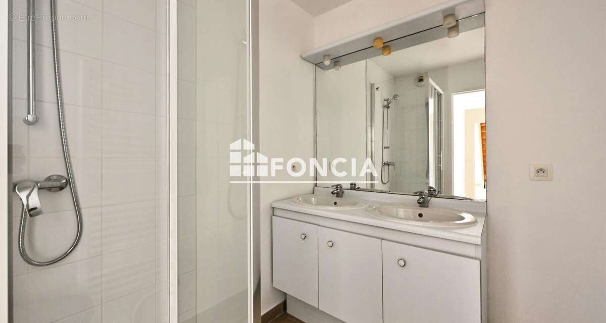 Appartement en duplex avec 2 places de parking proche des écoles, des commerces et des transports - photo 7