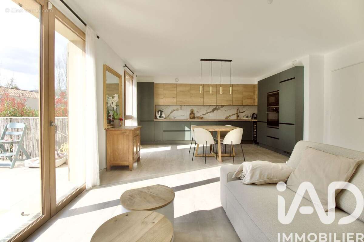 Photo 2 - Appartement à CHATEAUNEUF-LE-ROUGE